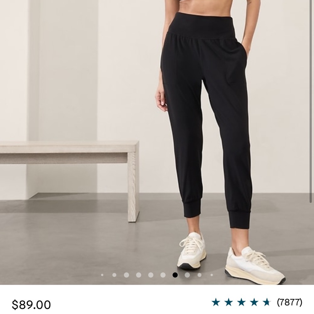 Athleta salutation joggers in black